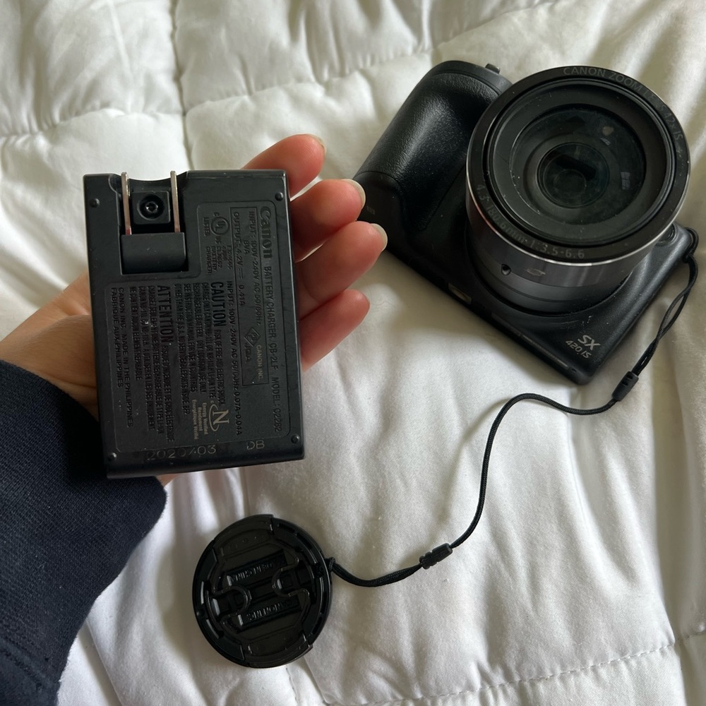 CANON SX 420 IS
- perfect condition
- comes with everything you need
- wifi